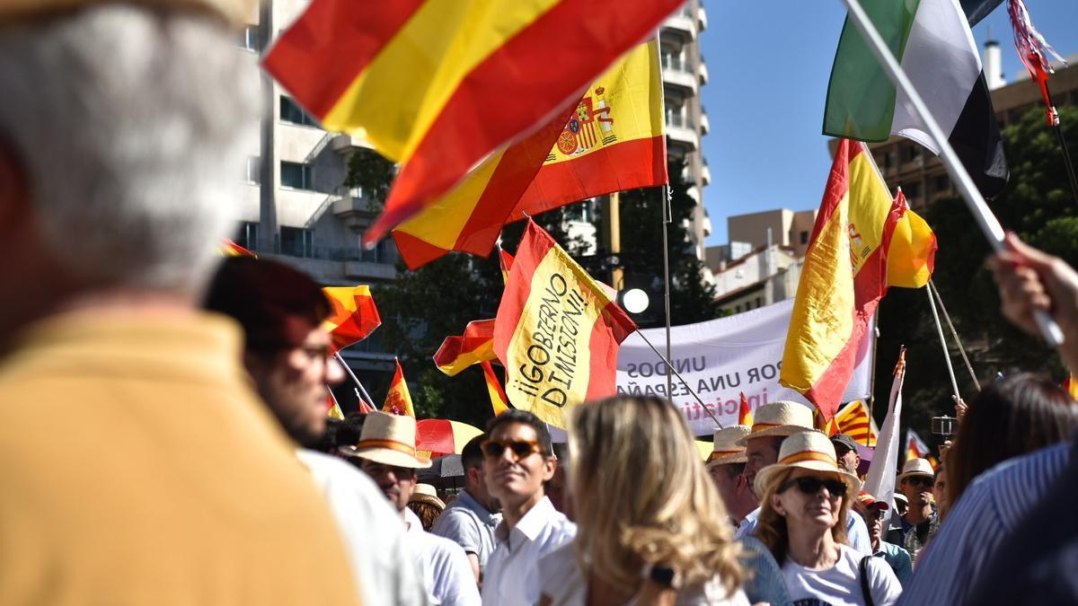 Manifestantes en la concentración 'Mafia o Democracia' del PP, celebrada el domingo en Madrid.