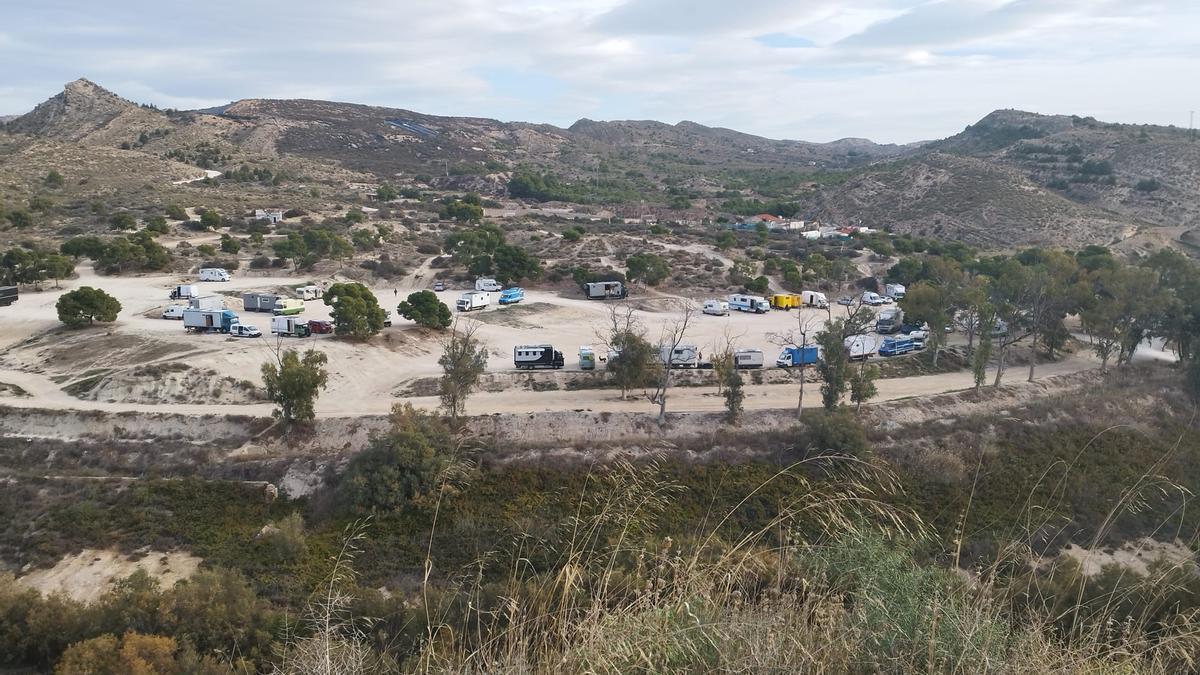 Concentración de múltiples caravanas, camiones, furgonetas y coches en el Pantano, que ha sido desalojada por la Policía Local de Elche.