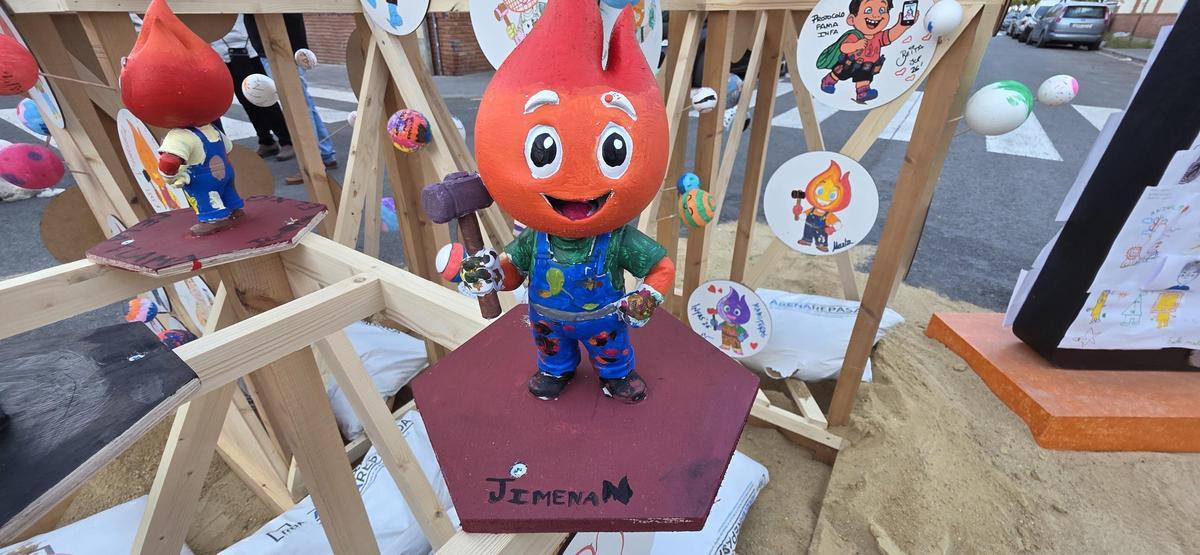 Una de las figuras pintadas por la corte infantil