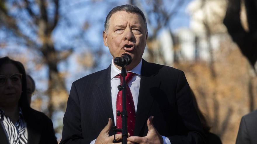 La alternativa de Jordi Sevilla a Sánchez aterriza en València con el reproche del PSPV