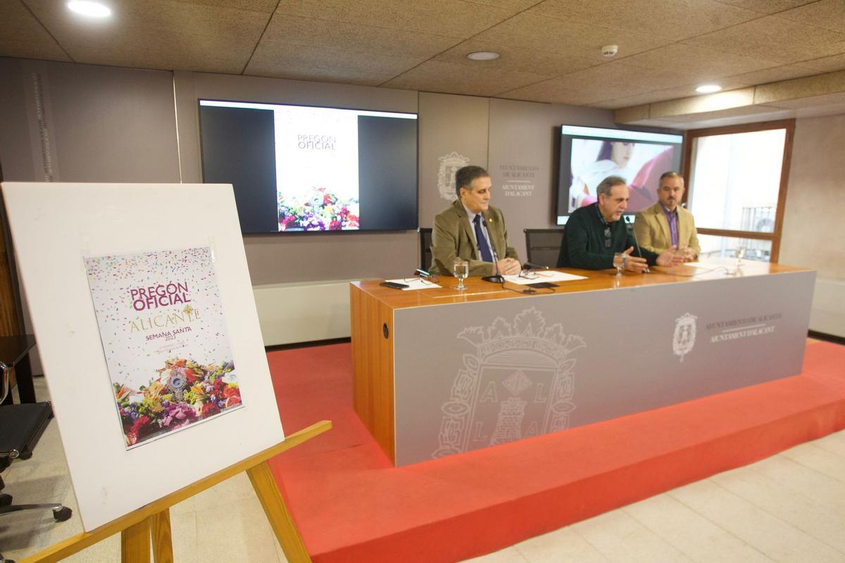 Llopis, junto a Manuel Jiménez y Felipe Sanchis en la presentación de la Semana Santa de Alicante 2023.