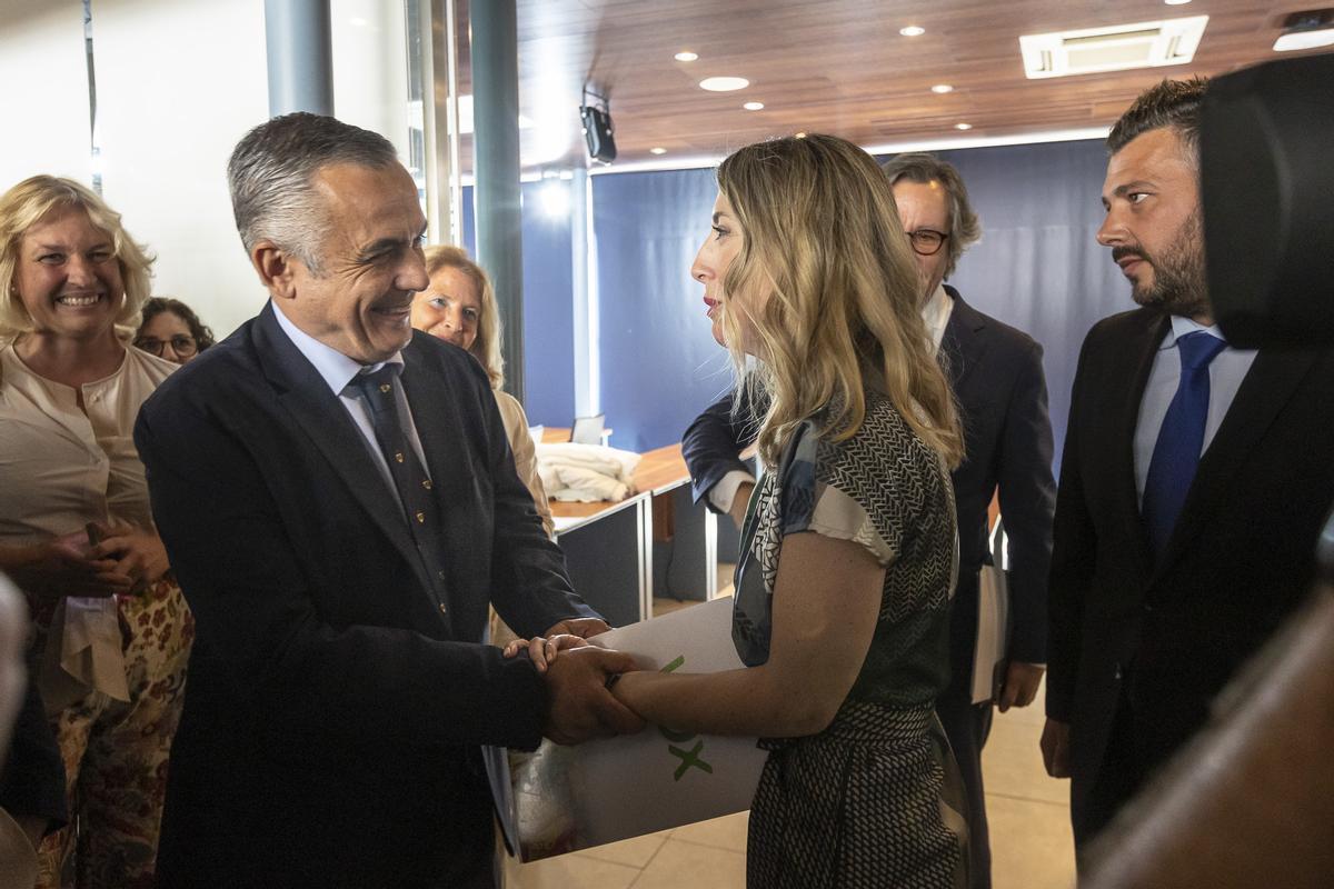 El líder de Vox, Ángel Pelayo Gordillo, felicita a la nueva presidenta.
