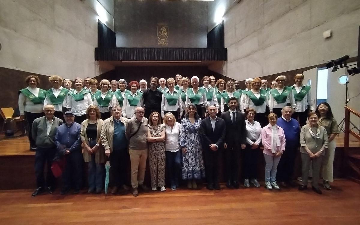 Clausura de curso del Programa Universitario para Mayores de la Universidad de Oviedo (PUMUO), en el Conservatorio de Música, en Luarca.