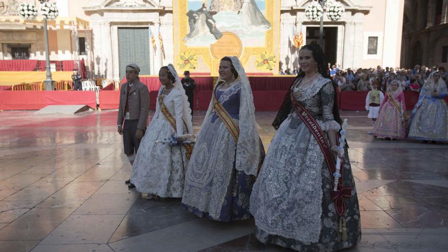 Todas las falleras mayores desfilan en honor de la Verge