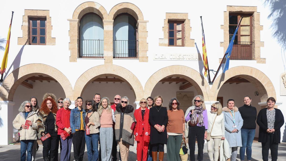 Voluntarios de la asociación IFCC y la alcaldesa de Santa Eulària, tas la presentación del proyecto Hospice