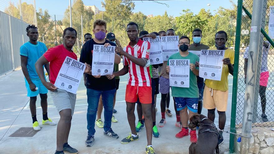 IU-Podemos busca con carteles e ironía una portería en San Miguel