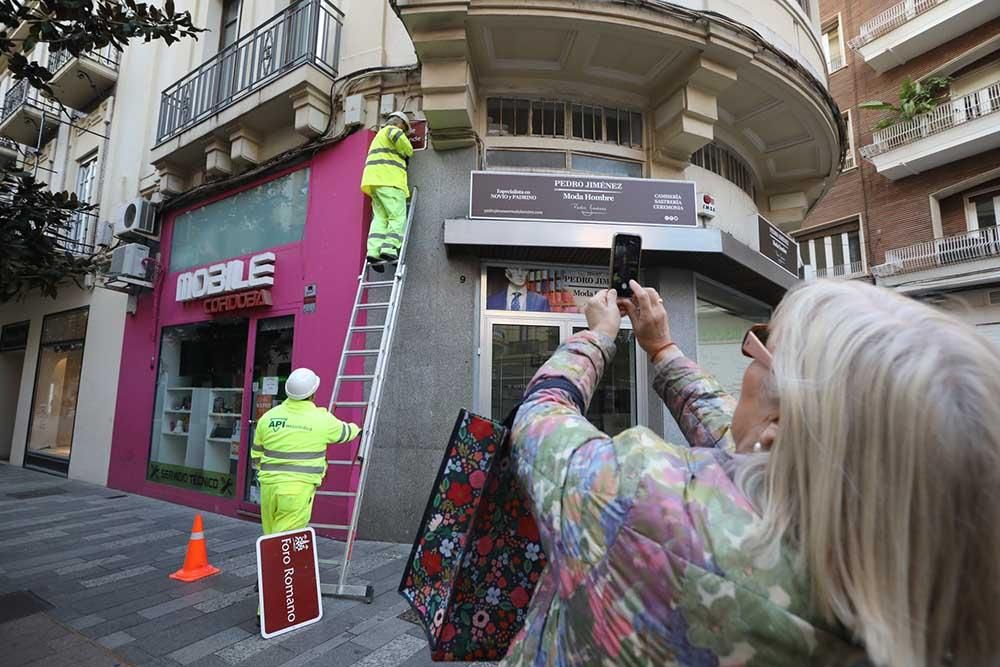 En imágenes el cambio del callejero a Cruz Conde y Vallellano
