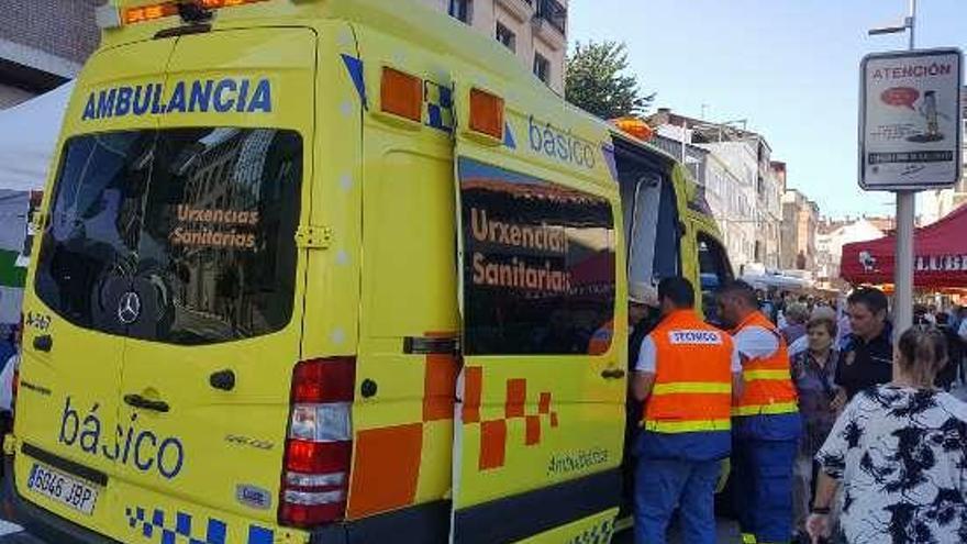 La Policía Local asiste a una mujer que se cayó en la feria