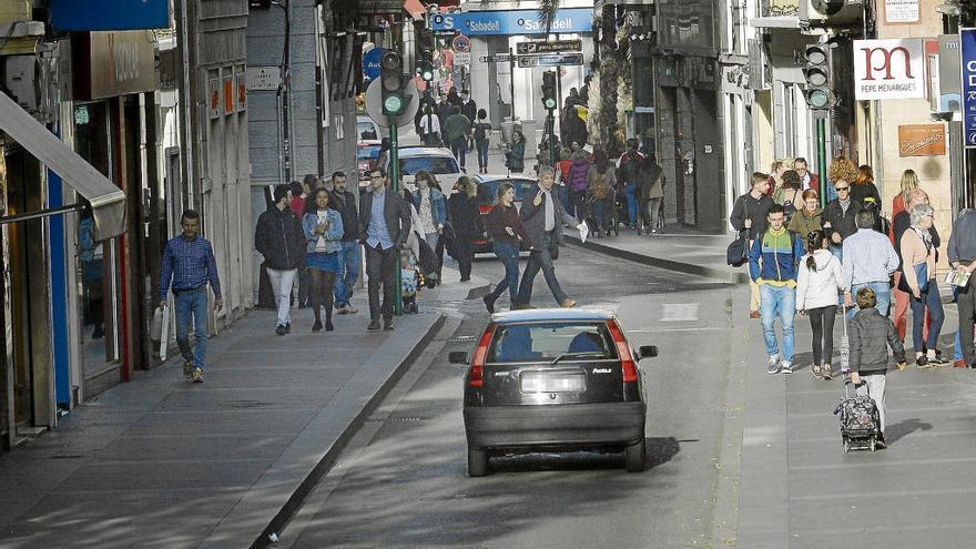 La calle Corredora abierta al tráfico, con peatones transitando por las aceras, en una imagen de archivo.