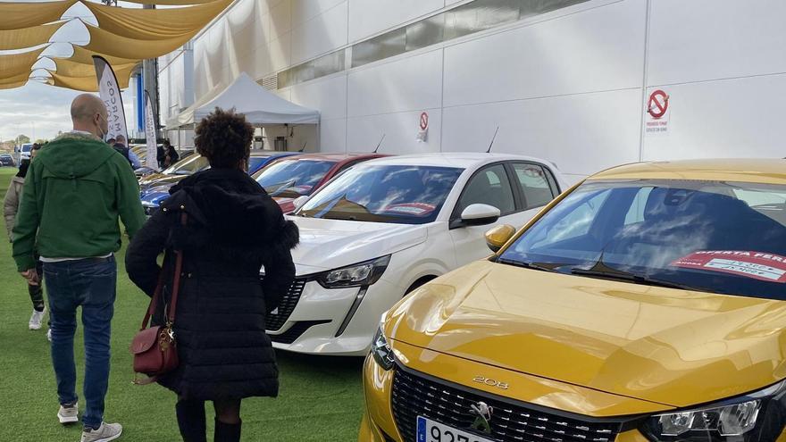 Varios vehículos en exposición en Firauto.