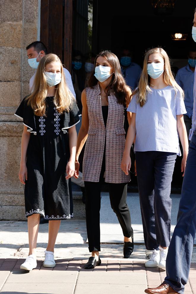 La reina Letizia con sus dos hija, Sofía y Leonor, en Mérida