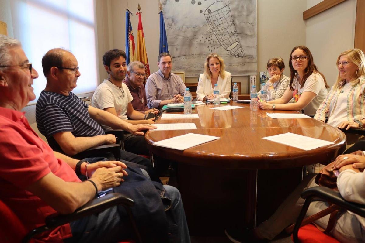 Reunión del Ayuntamiento de Xirivella con la Federación de Asociaciones vecinales para aunar posturas en contra de la plataforma reservada del transporte público