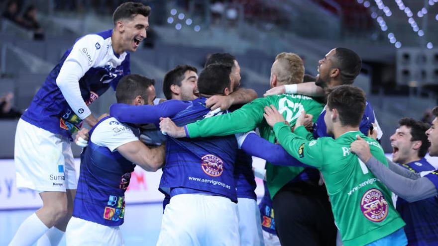 Los jugadores del Benidorm celebran el pase a la semifinal.