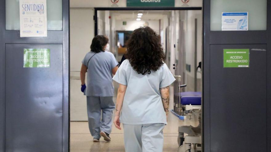 Una enfermera, en un pasillo de un hospital gallego. |  // XOÁN ÁLVAREZ