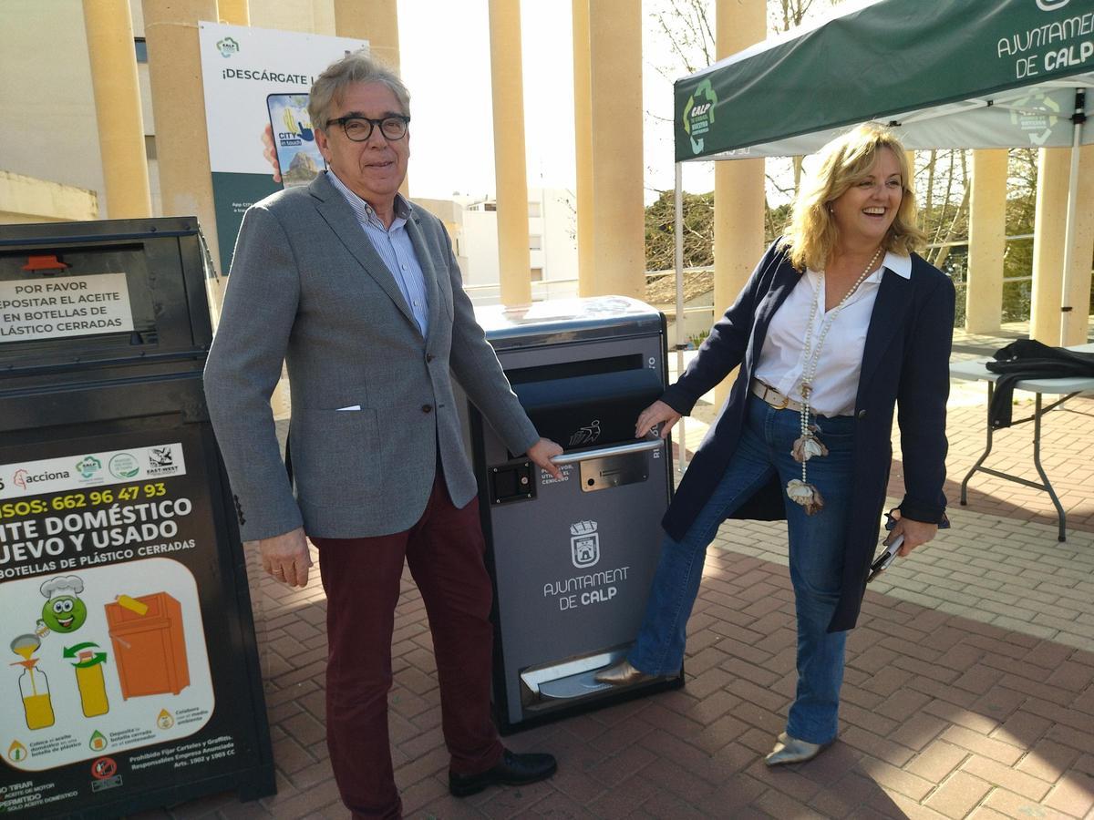 Juan Manuel del Pino y la alcaldesa, accionan la papelera de energía solar