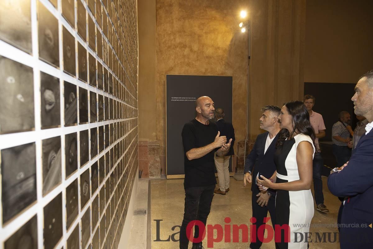 Así es la exposición 'Los Asomados' de Lidó Rico, que llega a Caravaca en su Año Jubilar
