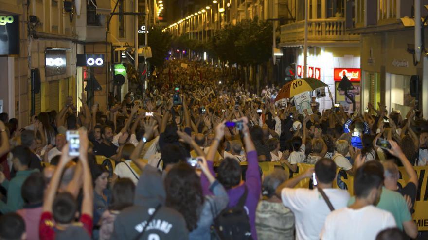 La marcha contra el AVE recorrió ayer las calles del centro de Murcia.