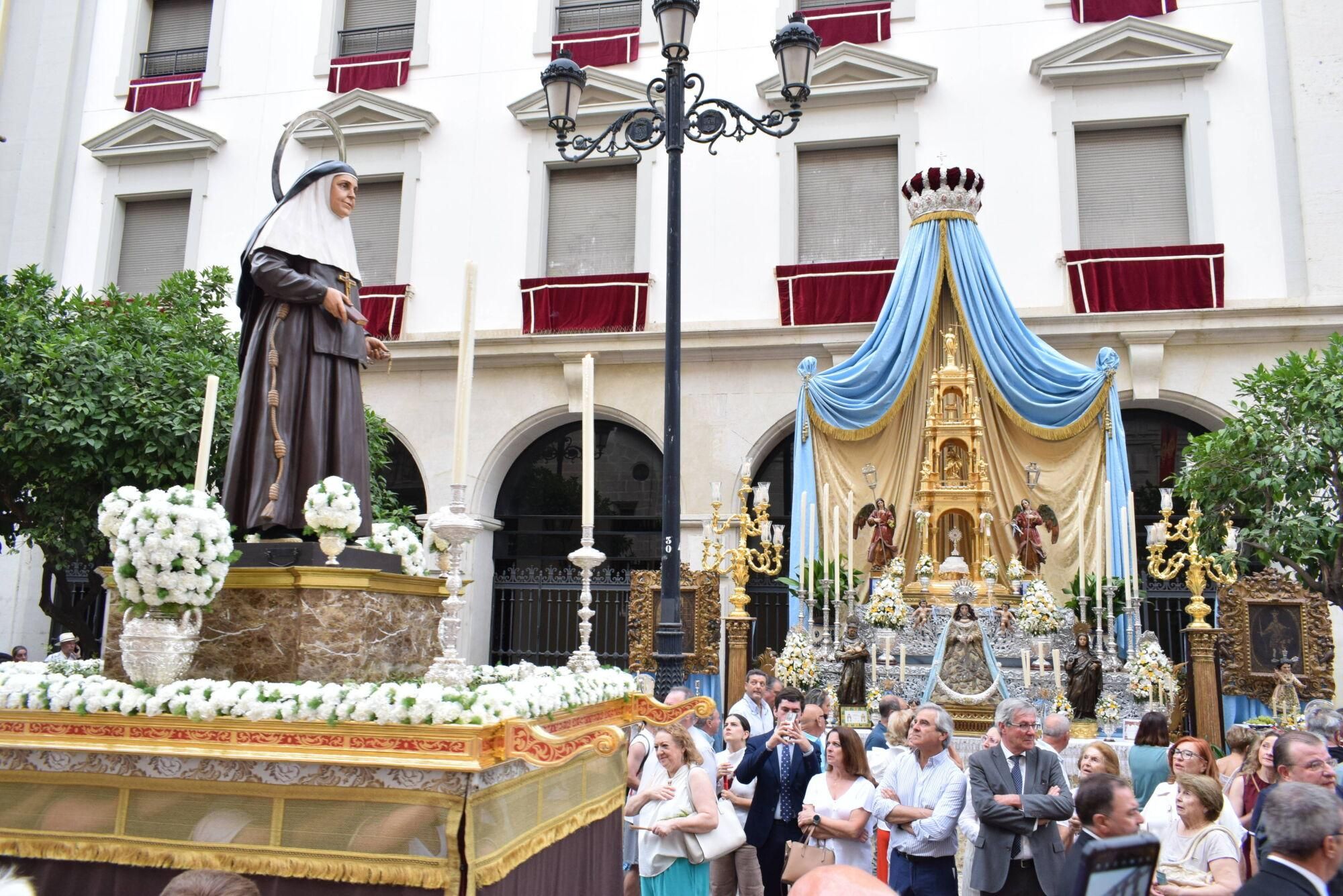 El paso de Santa Ángela de la Cruz a la altura del altar de la Hermandad Sacarmental de la Inmaculada Concepción Coronada