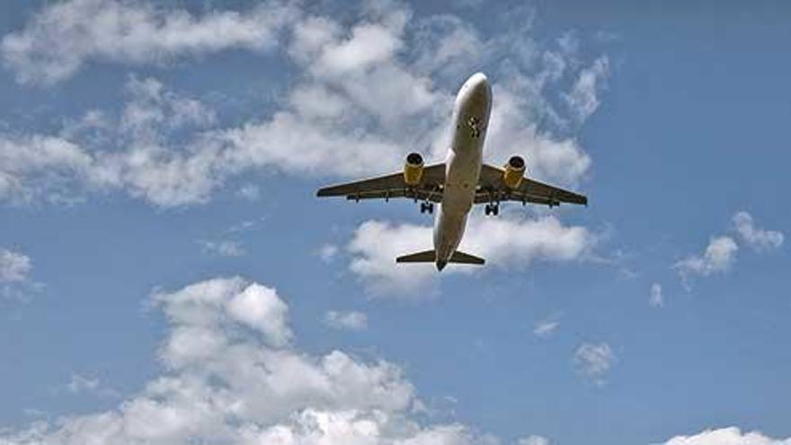 Un avión despega desde el aeropuerto de Palma.