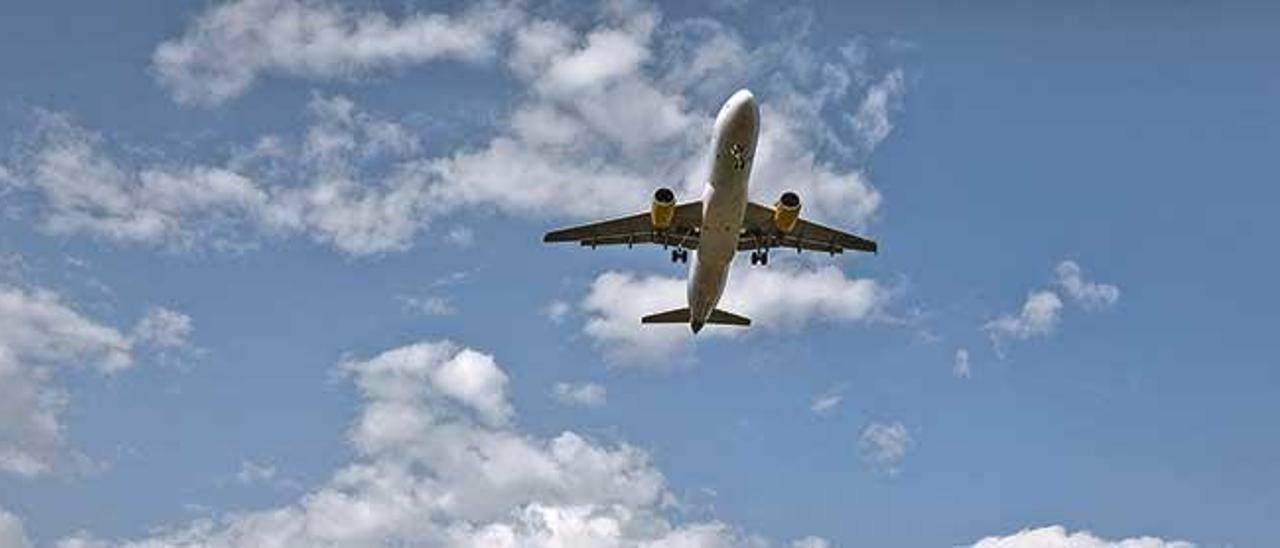 Un avión despega desde el aeropuerto de Palma.