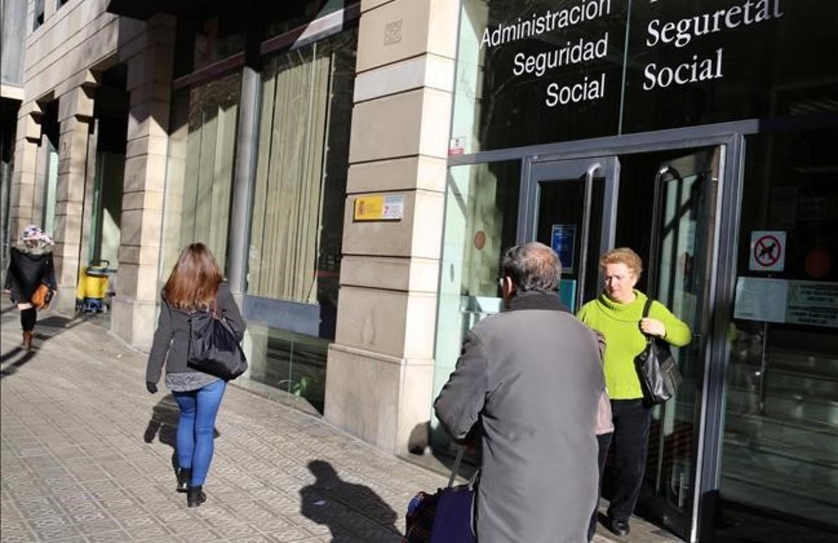 Entrada de la oficina de la Seguridad Social, en la calle de Rocafort. 