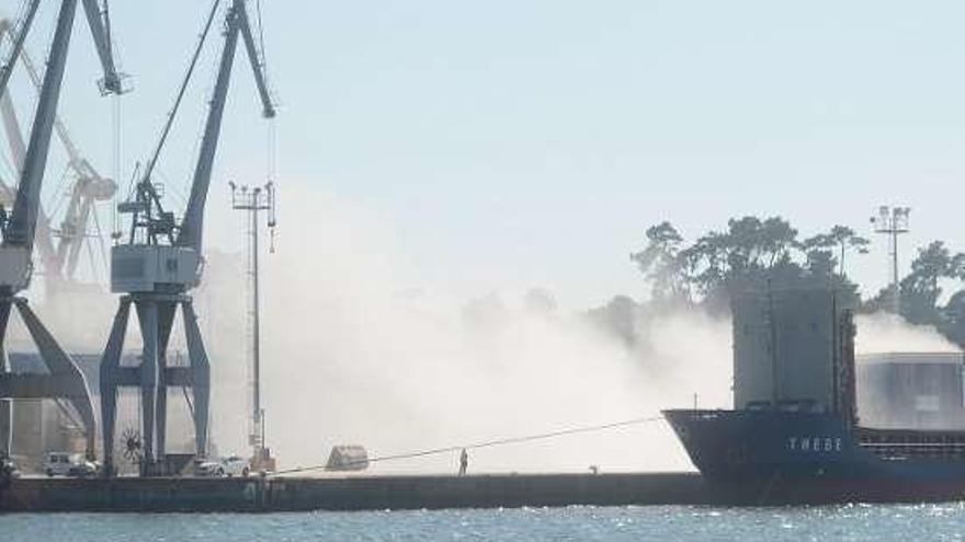 El barco descargando el granel en el Puerto. // Noé Parga