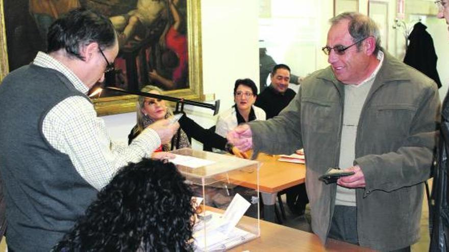 Un empleado público de la Diputación ejerce su derecho a voto.