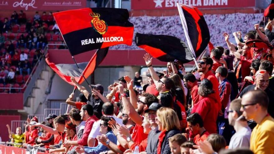 La aficiÃ³n anima al Mallorca en un partido en Son Moix.