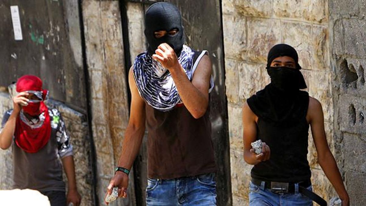 Els fets han provocat la reacció immediata dels palestins de Jerusalem. A la foto uns joves llancen pedres contra integrants de l’Exèrcit ocupant, al casc antic de la ciutat.