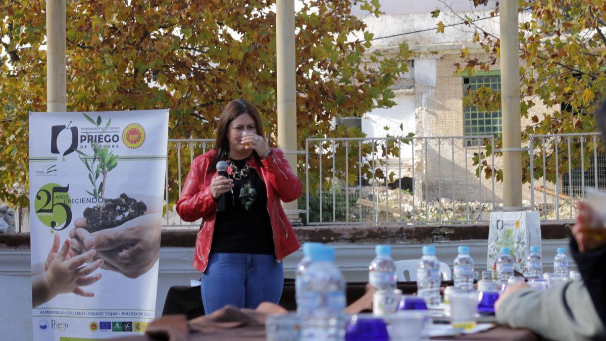 Una mujer participa de una cata dirigida de aceite.