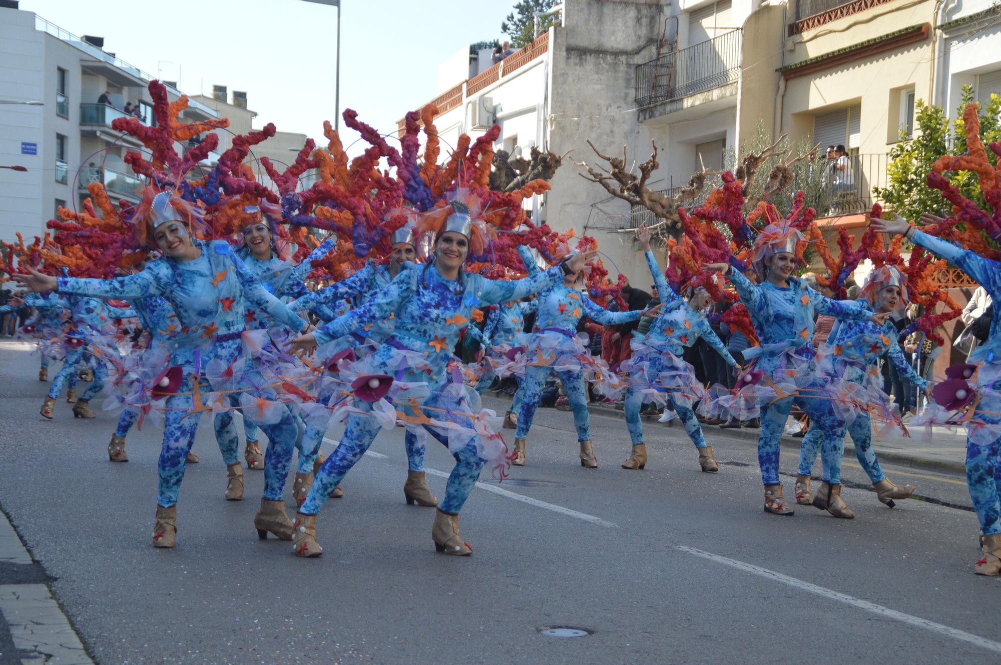 L'Escala vibra amb una rua de carnaval carregada d'imaginació