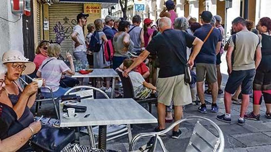 Ya no hace falta buscar el abarrote en agosto: el turismo bate récords desde abril. La imagen es de esta semana, en el centro de Palma.