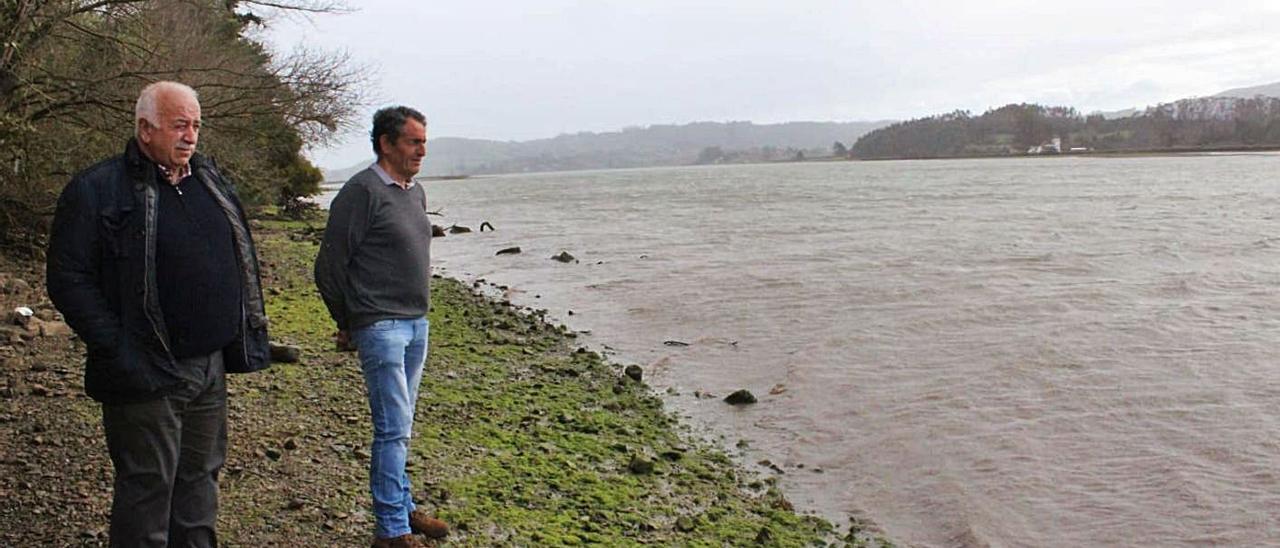 Andrés Pérez Cuétara, a la izquierda, y José Manuel Estrada Gancedo, ante la ría de Villaviciosa, el pasado mes de febrero. | P. F.