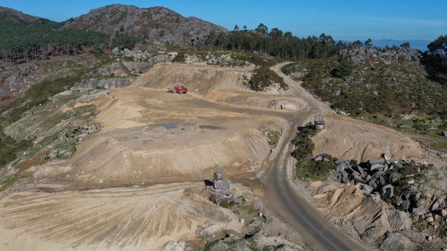 La transformación de una cantera en bosque abre la polémica en O Galiñeiro