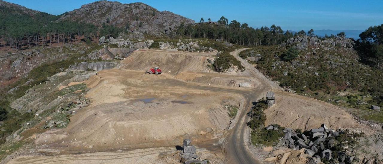 Las toneladas de tierra que cubren la vieja cantera de Penide para convertirla en bosque autóctono se aprecian a kilómetros. |   // RICARDO GROBAS