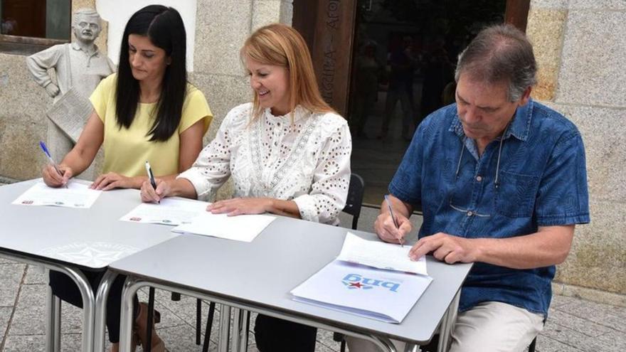Firma del acuerdo previo a la investidura entre Verónica Tourón (PSOE), Loli Castiñeira (MS) y Tano Guerra (BNG), que incluía varias medidas a poner en marcha.