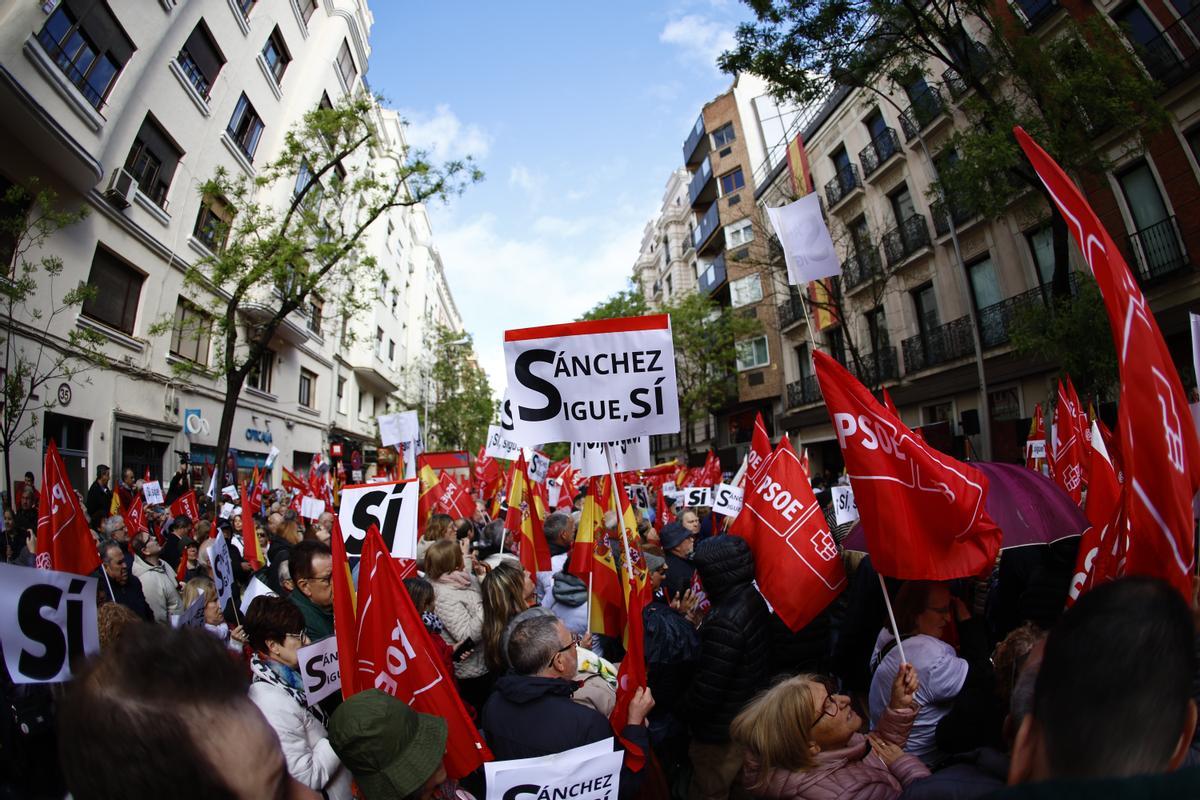 MADRID, 27/04/2024.- Militantes de las agrupaciones socialistas de toda España han comenzado a llegar desde primera hora de la mañana a las inmediaciones de la sede del PSOE, en la calle Ferraz, de Madrid, donde tiene lugar este sábado la reunión del Comité Federal de apoyo a Pedro Sánchez. EFE/Rodrigo Jiménez