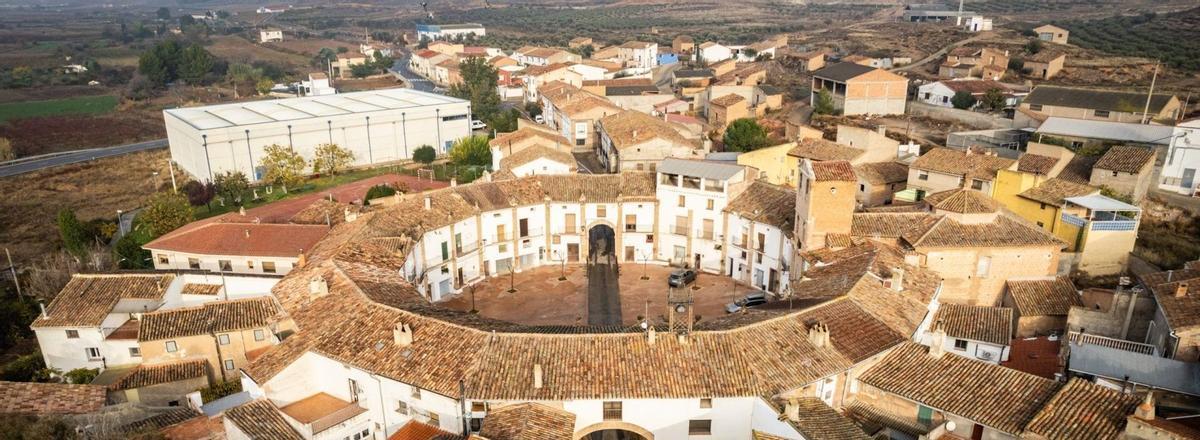 La plaza de Chodes destaca por su forma poligonal, de doce lados, donde se ubican el ayuntamiento, la iglesia y una veintena de viviendas.