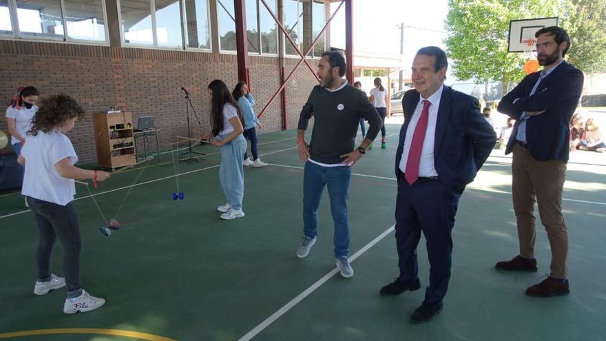 Caballero, en la inauguración de la pista polideportiva del CEIP Eduardo Pondal