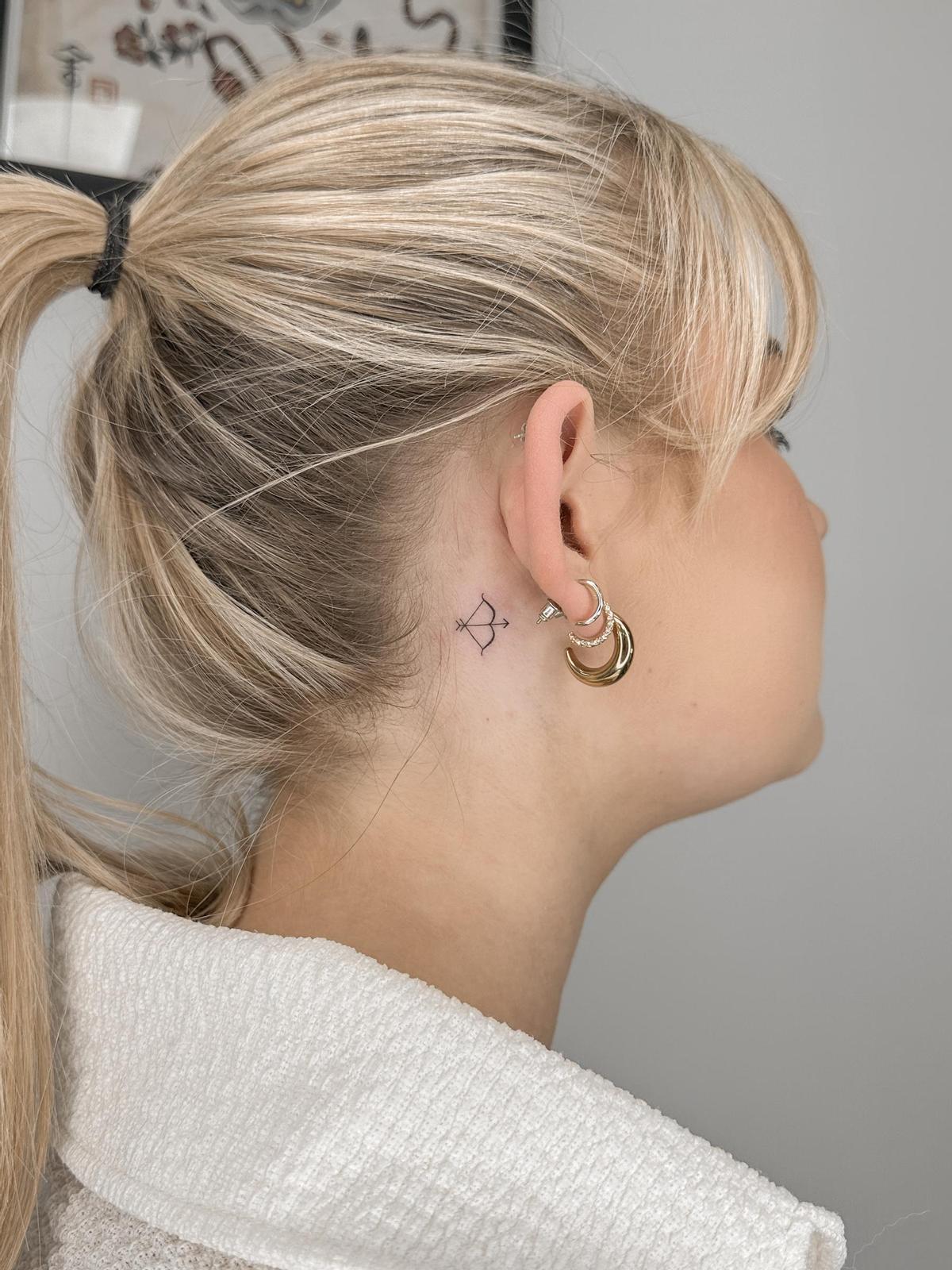 Hinter den Ohren stechen sich mittlerweile einige Tattoos.