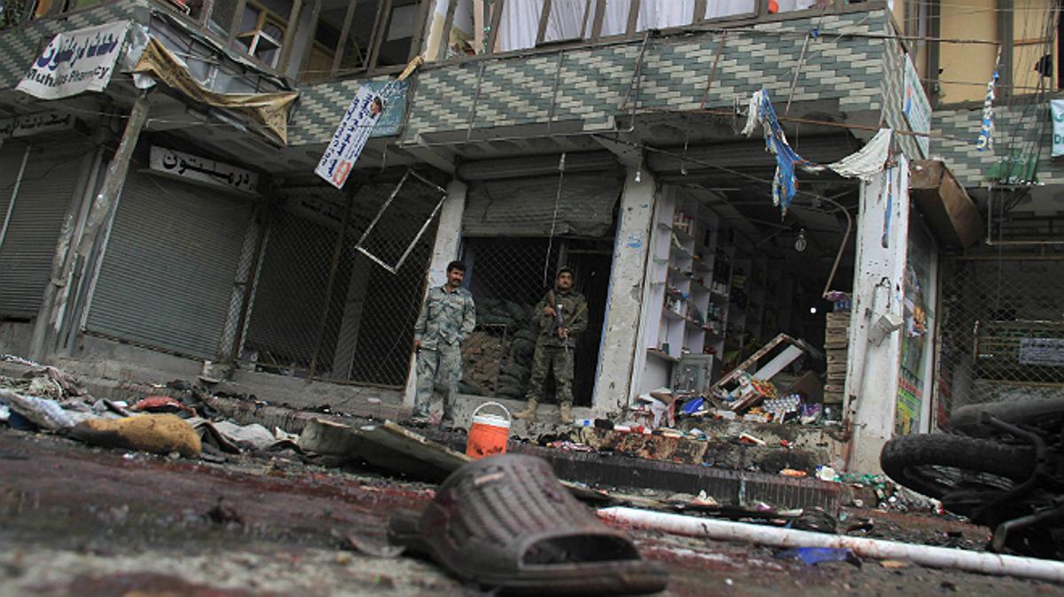 Almenys 34 morts i un centenar de ferits en un atemptat a l’Afganistan.