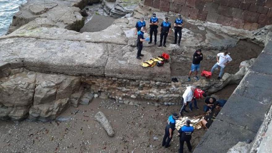 VÍDEO: Así fue el amplio despliegue para rescatar a un hombre que se precipitó a una zona rocosa de Gijón