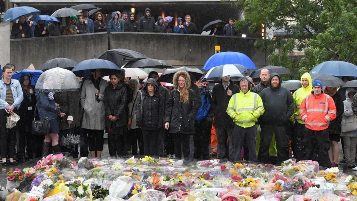 Grupos de ciudadanos siguen un minuto de silencio por las víctimas de los ataques, cerca del puente de Londres y del mercado de Borough, el 6 de junio.