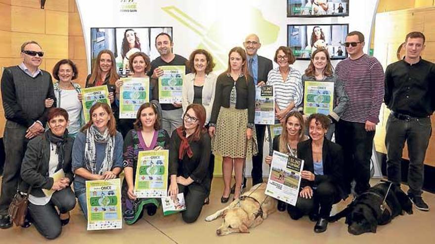 En la sede de la ONCE se presentaron los perros guía.