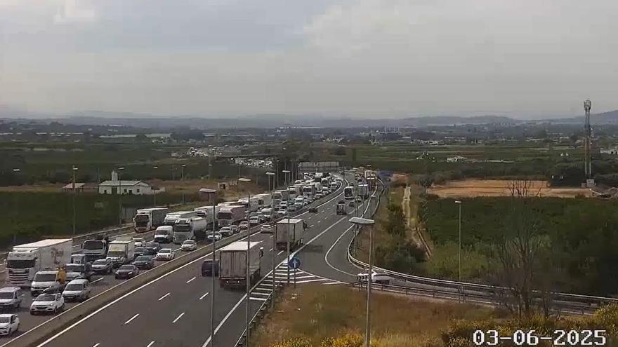 Un accidente en la A-7 a la altura de Torrent obliga a cortar dos carriles