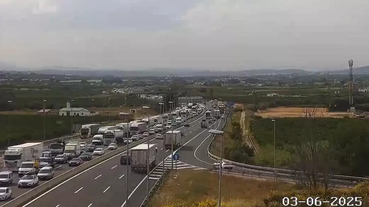 Un accidente en la A-7 en Torrent provoca retenciones kilométricas