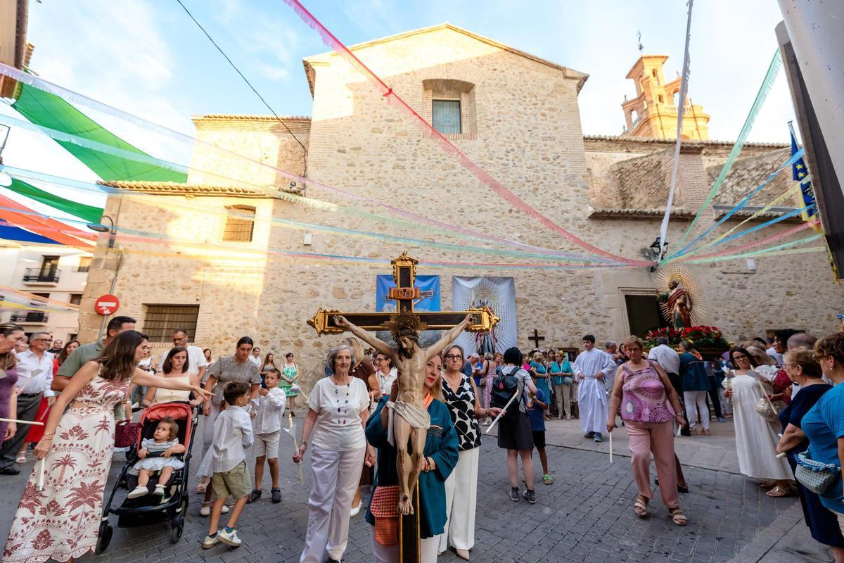 Finestrat despide sus Fiestas Patronales con la procesión del Santíssim Crist y un espectacular castillo de fuegos