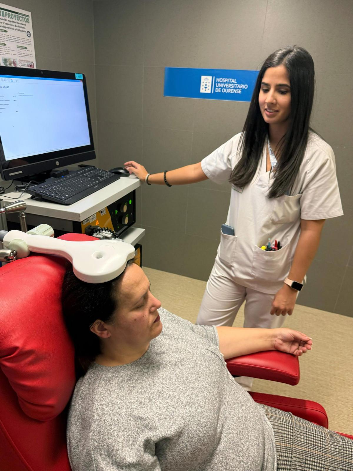 La enfermera Laura Blanco aplica la estimulación magnética a una paciente de la unidad del dolor.