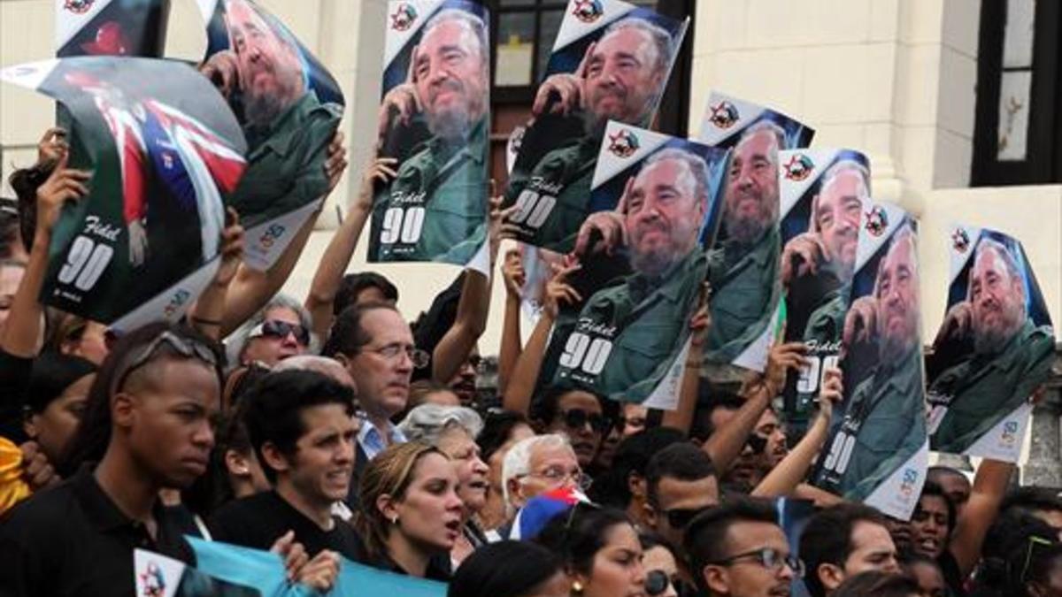 Respeto 8Grupos de jóvenes se concentraron ayer en la Universidad de La Habana para recordar a Fidel.