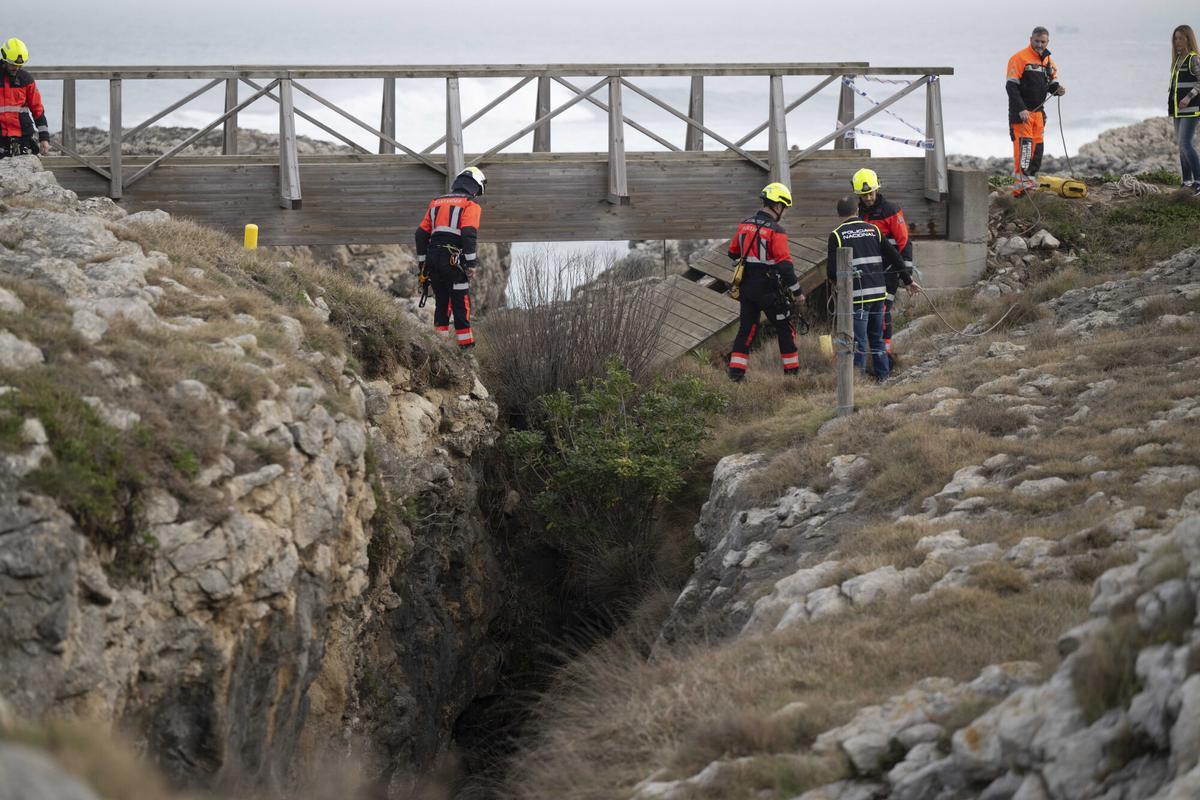 Los equipos de rescate tratan de encontrar con todas sus fuerzas a la persona desaparecida.